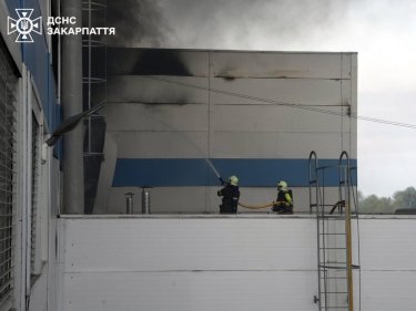 Фото 9 — РФ атаковала американский завод по производству электроники в Мукачево, 15 раненых