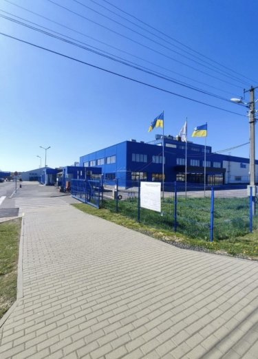 Фото 17 — РФ атаковала американский завод по производству электроники в Мукачево, 15 раненых