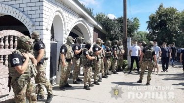 Фото 2 — Под Харьковом жители села атаковали дом ромов и требуют их выселения (ФОТО, ВИДЕО)