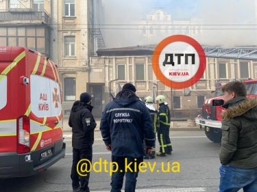 Фото 5 — В Киеве сгорел бар в историческом доме на Саксаганского: второй раз за шесть лет (ФОТО)