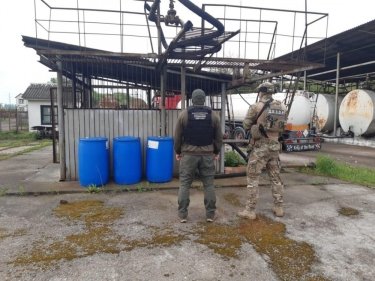 Фото 4 — Обыски в доме Кличко: СБУ раскрыла схему контрабанды нефтепродуктов на 100 млн грн (ФОТО)