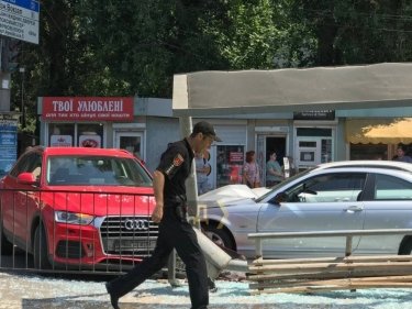 Фото 5 — В Одессе от столкновения авто упала трамвайная остановка, пострадали люди (ФОТО, ВИДЕО)
