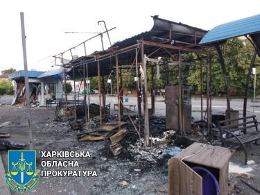 Фото 4 — В Чугуєві під ворожий обстріл потрапив автовокзал: шестеро загиблих (ФОТО)