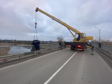 Фото 5 — В Николаевской области автомобиль вылетел с моста в реку: погибли пять человек (ФОТО)