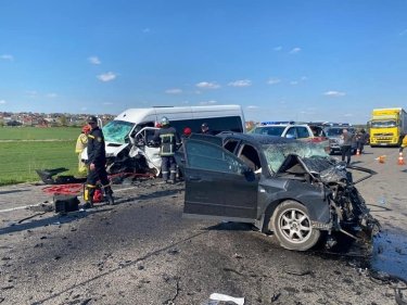 Фото 2 — На окружной Ровно микроавтобус влетел в легковушку: погибло двое, включая младенца (ФОТО)