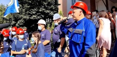 Фото 3 — Тысяча рабочих протестует под судом против остановки Николаевского глинозёмного завода