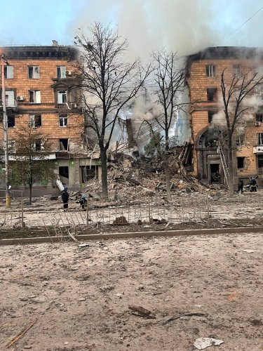 Фото 2 — Число погибших в результате ударов РФ по жилым домам Запорожья 6 октября выросло до 14