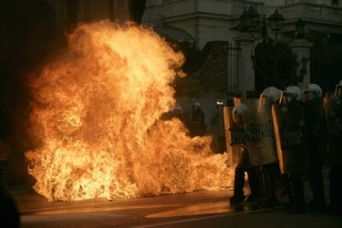 Фото 6 — В Греции начались массовые беспорядки в ответ на принятое правительством жесткое кредитное соглашение с ЕС