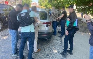 Фото 3 — ГБР задержало двух закарпатских налоговиков, вымогавших у бизнесмена взятку в 250 тысяч