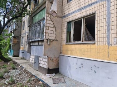 Фото 4 — Оккупанты дважды обстреляли Никополь из тяжелой артиллерии: повреждены пятиэтажки, есть раненая (ФОТО)