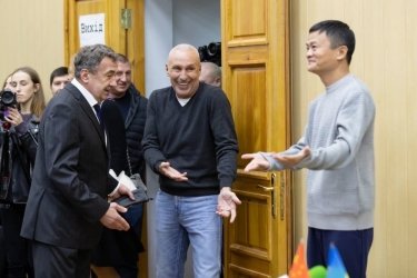 Фото 2 — О чем говорил Джек Ма, когда Ярославский показывал ему Харьковский университет