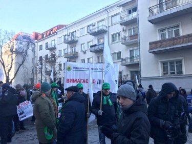 Фото 2 — "Требуем диалога!": под ОП сотни людей требуют внести правки в земельную реформу (ФОТО)