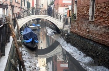 Фото 2 — В Венеции из-за отсутствия дождей пересохли каналы (ФОТО)
