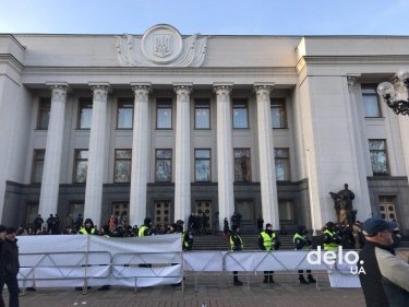 Фото 8 — Протестовавшие под Радой оставили после себя битую брусчатку и мусор (ФОТО, ВИДЕО)