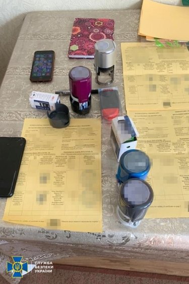 Фото 8 — В Киеве накрыли сеть центров, выдававших поддельные иностранные Covid-сертификаты