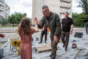 Фото 5 — Нові зупинки та безбар’єрний простір: у  Дарницькому районі Києва триває капремонт вулиці (ФОТО)