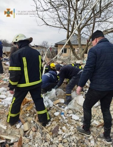 Фото 11 — В селе к югу от Киева из-за обстрела погибли пять человек, разрушены дома (ФОТО)