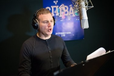 Фото 3 — Монатик озвучил героя мультфильма "Пой" от создателя "Секреты домашних животных"