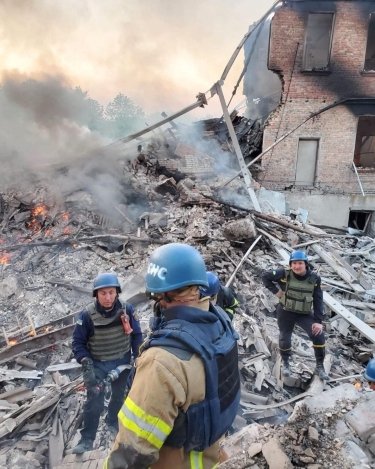 Фото 4 — Россия нанесла авиаудар по школе в Луганской области — погибли 60 человек