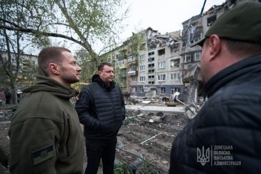 Фото 17 — В Славянске в результате ракетного обстрела частично разрушена пятиэтажка: погибло восемь человек (ФОТО, ВИДЕО)