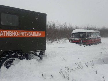 Фото 2 — На юге Украины из-за снега закрыли дороги, фуры не пускают даже в Киев (ФОТО, ВИДЕО)