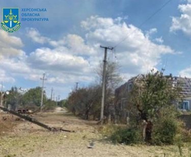 Фото 2 — Россияне сбросили авиабомбы на село около Каховской ГЭС: есть погибший и раненые (ФОТО)
