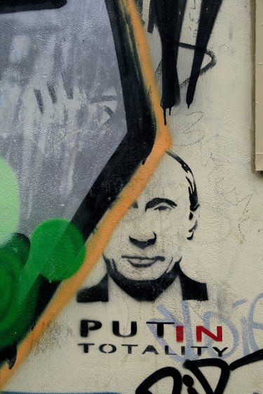Фото 26 — Как рисуют Путина граффитчики на стенах домов и заборов Европы (фото)