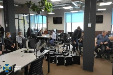 Фото 5 — СБУ накрыла офис мошенников, воровавших миллионы у вложивших в "торговлю на бирже" (ВИДЕО)
