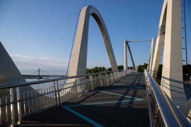 Фото 3 — У Києві відкрили пішохідний міст-хвилю між парком "Наталка" та Оболонським островом (ФОТО, ВІДЕО)