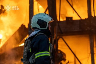 Фото 5 — РФ атакувала Київ дронами та ракетами: пошкоджені будинки та залізнична інфраструктура (ФОТО)