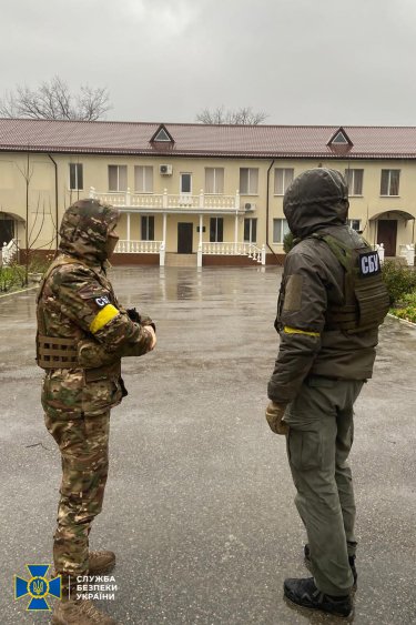 Фото 3 — СБУ обнаружила на объектах УПЦ (МП) незарегистрированное оружие и золотой герб РФ (ФОТО)