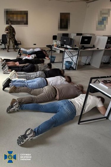 Фото 3 — Фейкові криптопроєкти: кол-центр на Закарпатті з 70 операторами обкрадав європейців