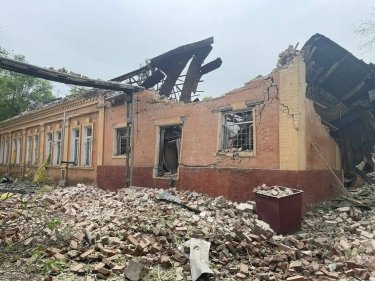 Фото 4 — Оккупанты сбросили авиабомбу на поселок Нью-Йорк: повреждено несколько зданий (ФОТО)