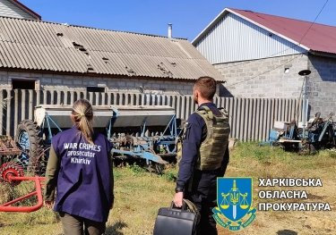 Фото 6 — На центральной площади Волчанска из-за вражеского обстрела погиб велосипедист (ФОТО)