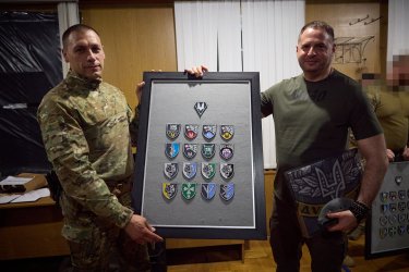 Фото 3 — Зеленський на Донеччині відвідав підрозділ ІПСО (ФОТО)