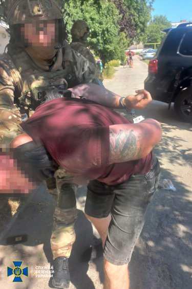 Фото 7 — В Житомирской области задержали восемь членов банды рэкетиров: "попались" из-за угроз военному (ФОТО, ВИДЕО)