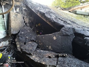 Фото 5 — У Чернігові через вибух обвалилося відділення банку "Південний" (ФОТО)