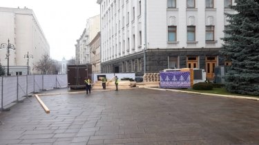 Фото 2 — Под окнами Зеленского на Банковой устанавливают каток (ОБНОВЛЕНО)