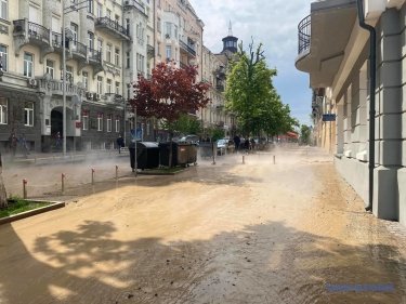 Фото 8 — Улицу в центре Киева залило грязной горячей водой (ФОТО, ВИДЕО)