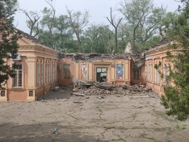 Фото 3 — Оккупанты сбросили авиабомбу на поселок Нью-Йорк: повреждено несколько зданий (ФОТО)