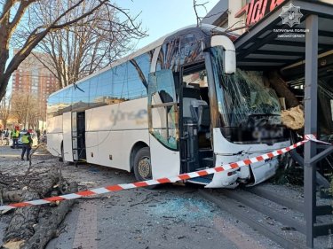 Фото 5 — У центрі Одеси автобус "Гюнсела" з пасажирами влетів у мотосалон: водій знепритомнів і помер (ФОТО, ВІДЕО)