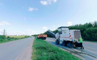 Фото 6 — Ямочный ремонт, уборка обочин и обновление знаков: какие дорожные работы продолжаются в Киевской области
