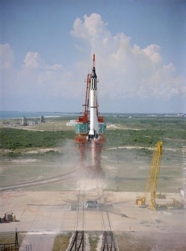 Фото 5 — В NASA отметили 50-летний юбилей первого полета американца в космос