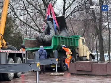 Фото 7 — В Днепре демонтировали памятники Горькому и Чкалову (ФОТО)