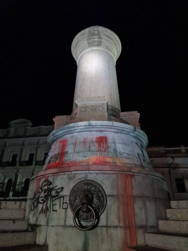 Фото 3 — В Одесі знесли пам'ятники Катерині ІІ та Суворову (ФОТО)