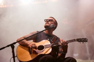 Фото 19 — "Мішо, подивися, скільки людей ти зібрав": у "Де, Що, Інше" відбувся перший великий концерт пам’яті фронтмена ADAM