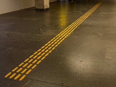 Фото 4 — Безбар’єрність у метро Києва: на "Олімпійській" встановлюють тактильну навігацію