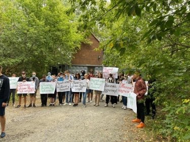 Фото 2 — Активисты требуют от министра Ткаченко объяснений по поводу дома в заповедной зоне