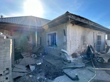 Фото 2 — В Херсоне оккупанты обстреляли автобус с пассажирами, в Никополе - разрушили дома: какая ситуация в регионах