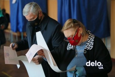 Фото 23 — День выборов: как Украина голосует во время пандемии (ФОТОРЕПОРТАЖ)